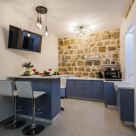 Apartment Angels-split **** *