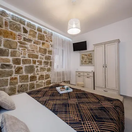 Apartment Angels-split **** *