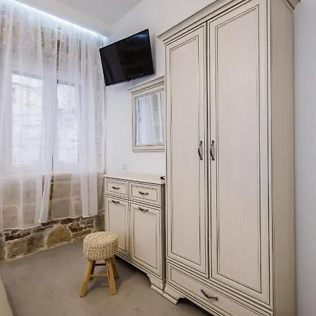 Apartment Angels-split **** *