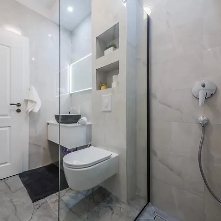 Angels-split **** Apartment Split